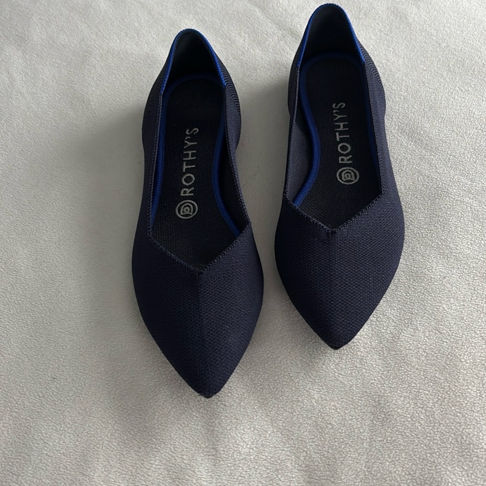 Women’s Rothy’s THE POINT woven flat navy.
Minimal wear in excellent condition